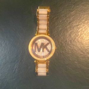 MK watch. Rose gold. Size small but can add missing links for free.